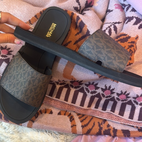 Michael kors brown mk print pool slide - Picture 3 of 5